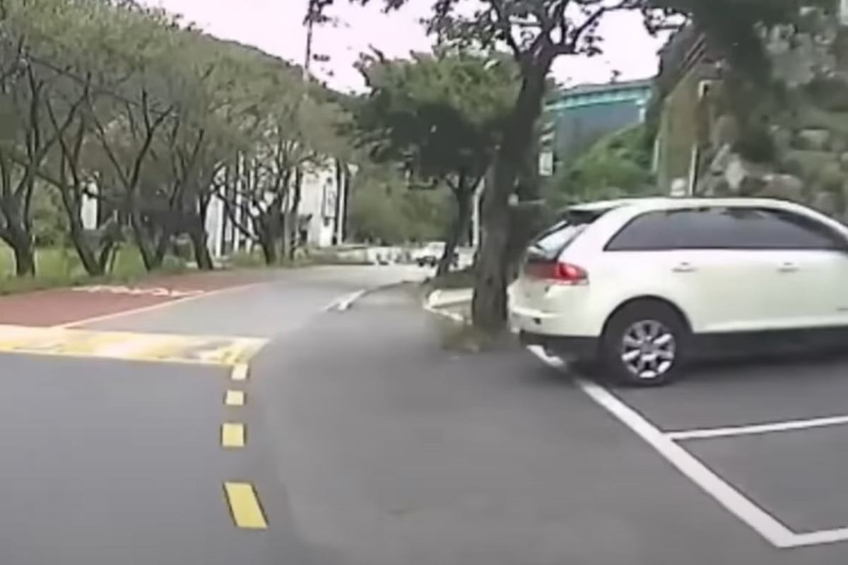 후진 중인 사고 차량 사진 출처 = Youtube '한문철TV'.jpg