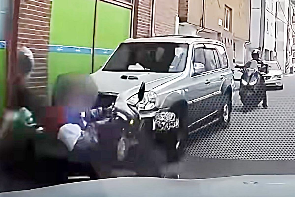 갑자기 턴을 하는 의료용 전동 스쿠터 사진 출처 = 유튜브 채널 '한문철 TV'.jpg