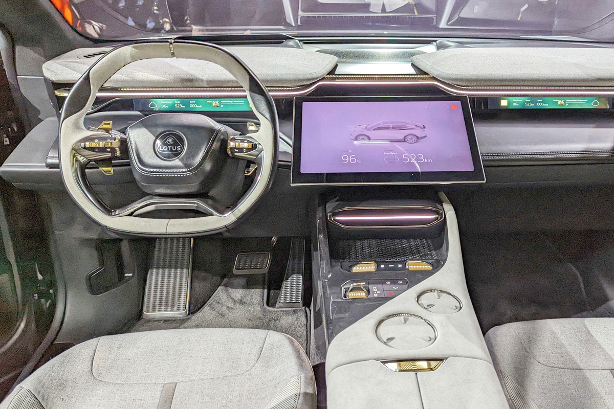 2_로터스 엘레트라 인테리어_'Tech Radar'.jpg