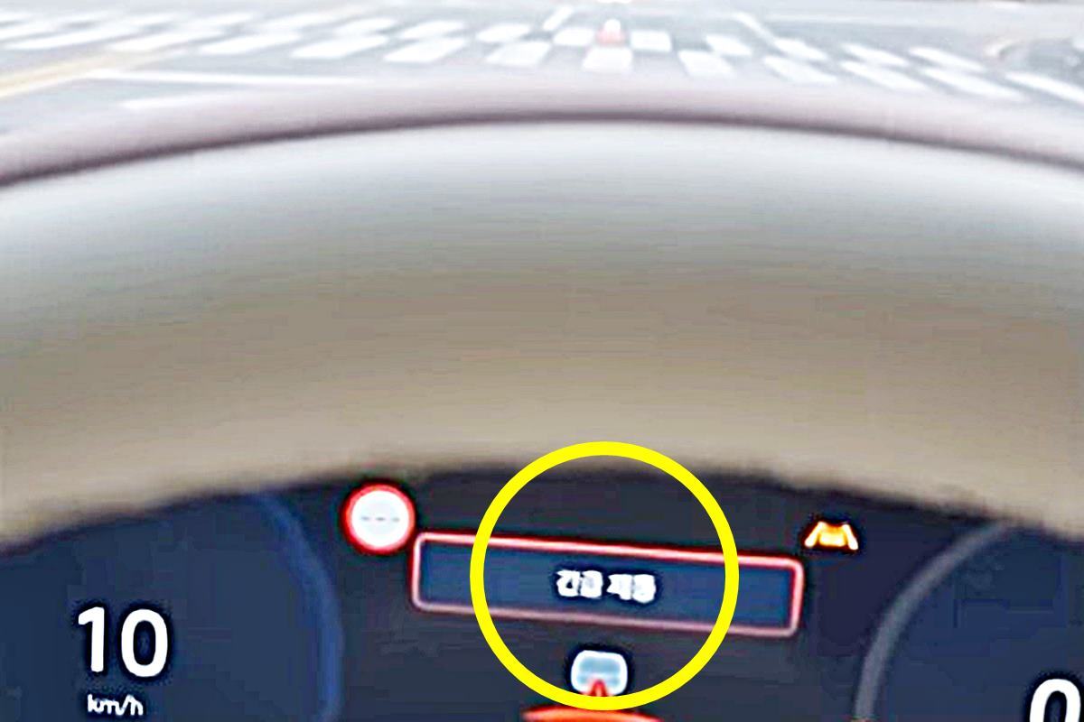 갑자기 급정거 표시가 뜬다 사진 출처 = '한문철TV' 2.jpg