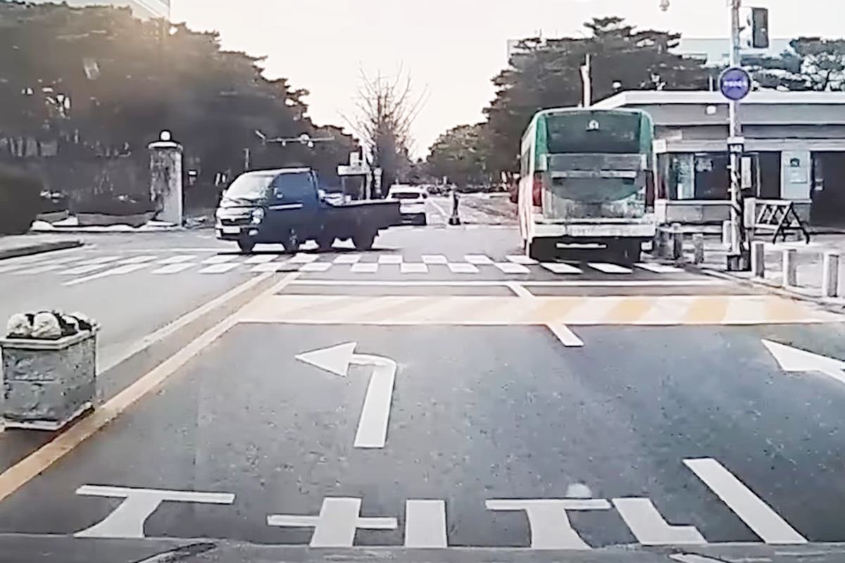 차선과 유도선 모두 지킨 제보자 사진 출처 = Youtube '블박맛집'.jpg