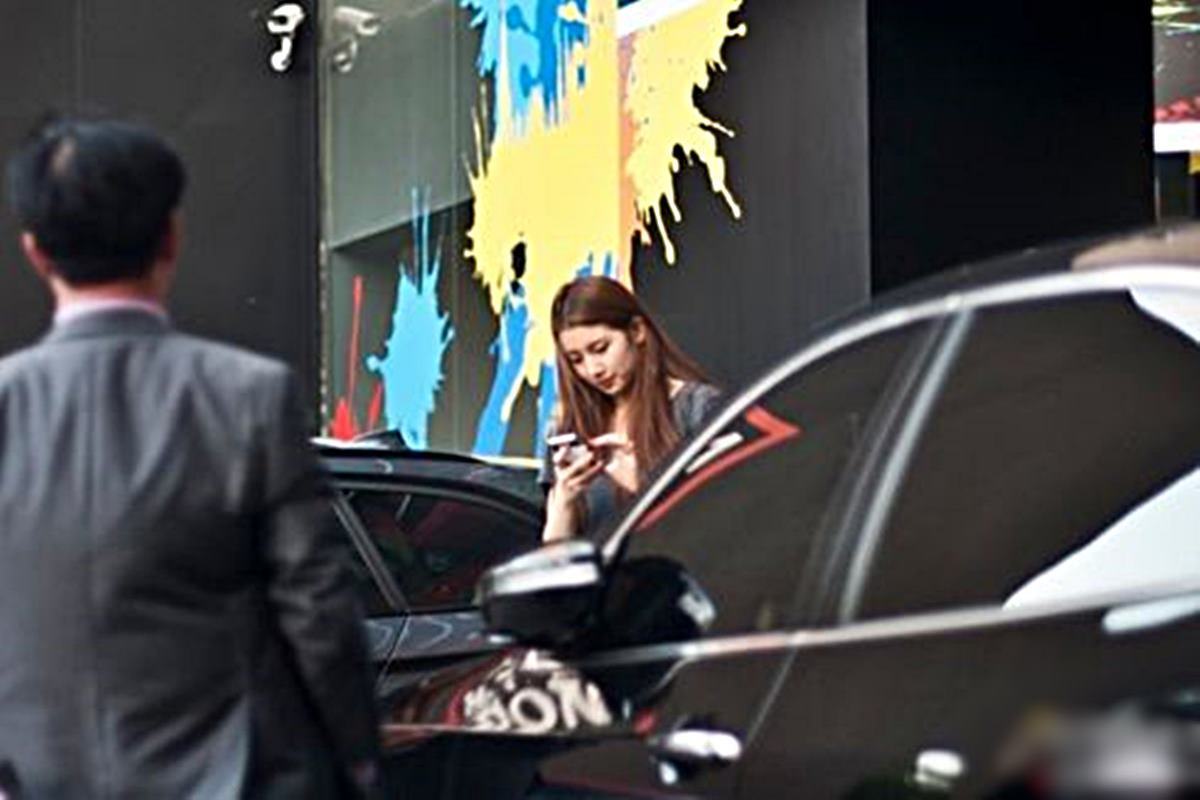 BMW와 미니 전시장에서 목격된 수지 SBS 연예뉴스.jpg