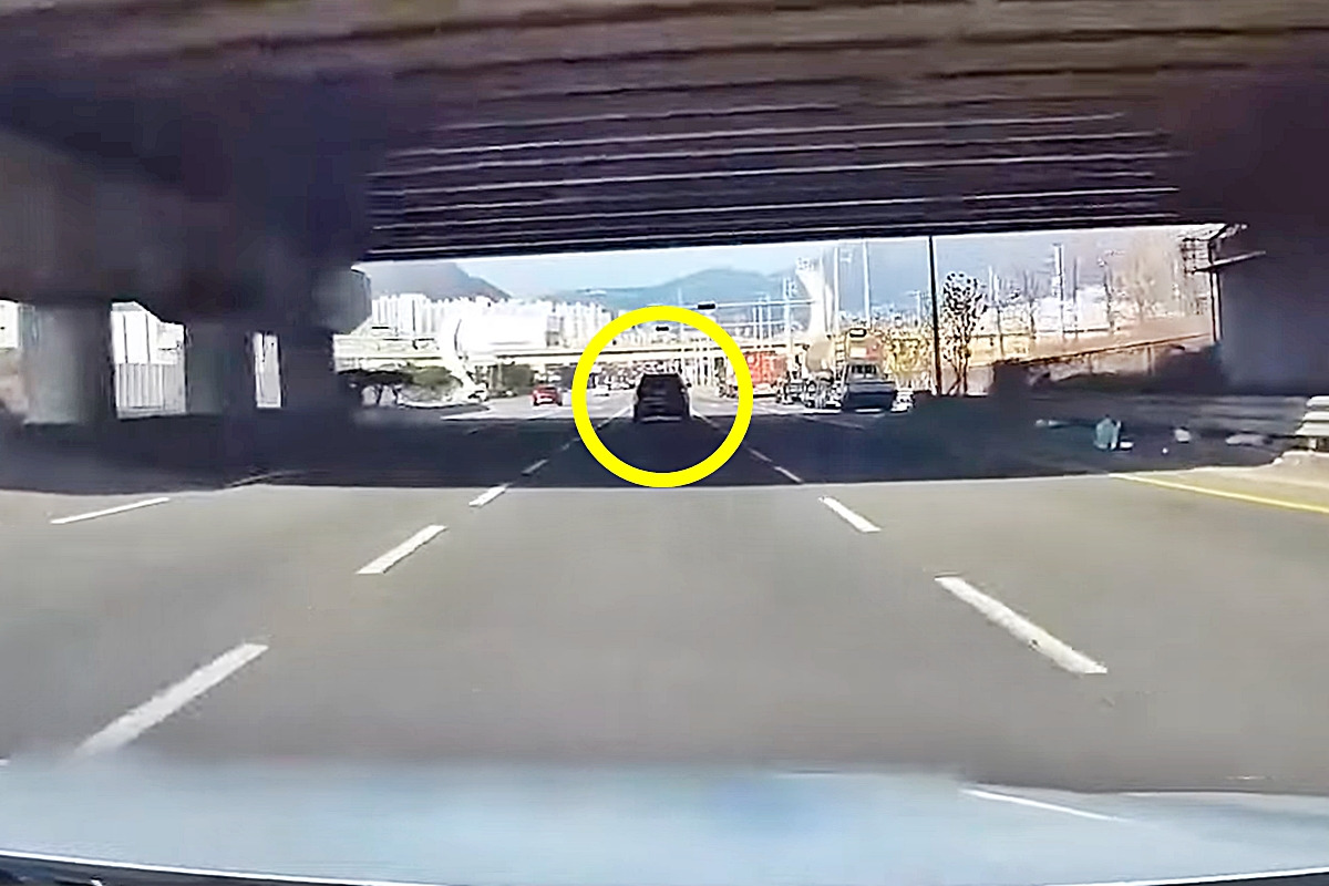 1_급차로변경 사고_유튜브 채널 '한문철 TV'.jpg