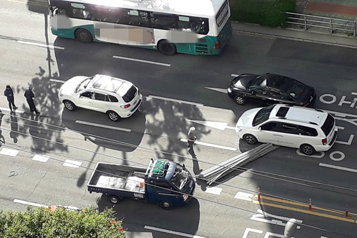 고속도로 낙하물 사고 4.jpg