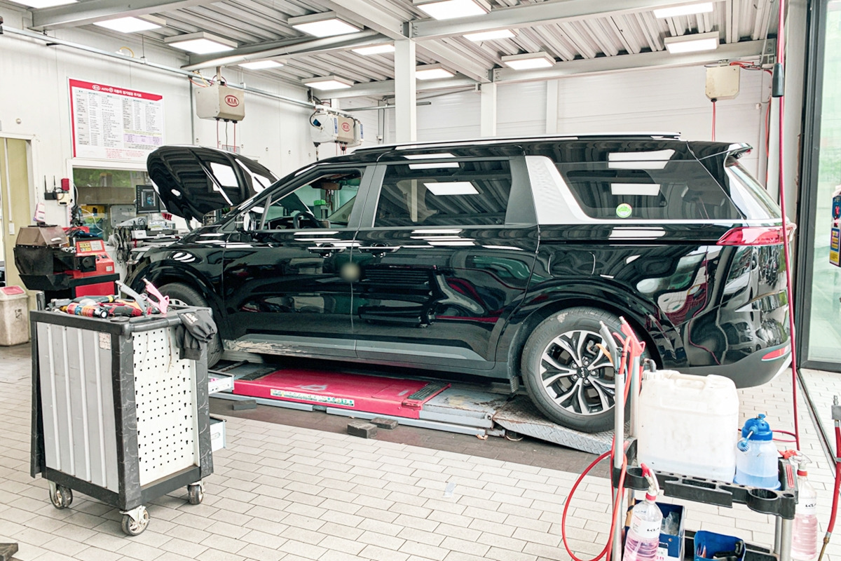 2_기아 서비스센터에 입고된 카니발.jpg