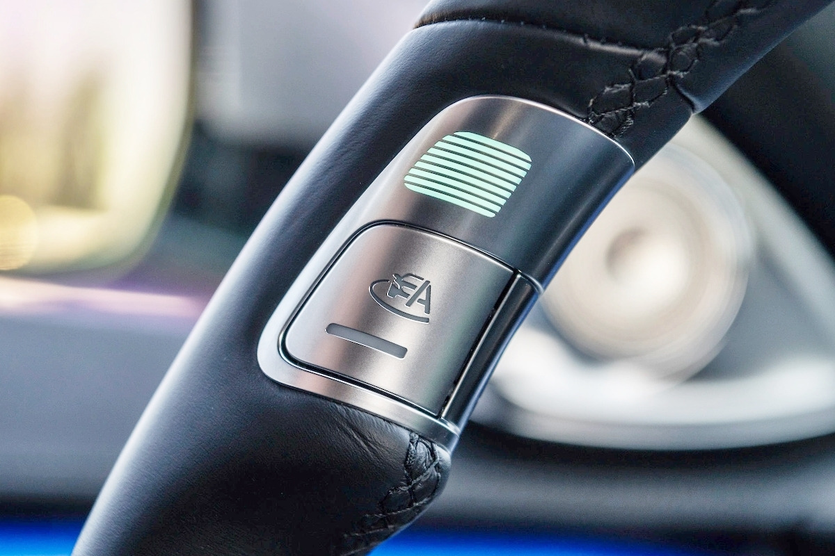 1_메르세데스-벤츠 드라이브 파일럿 활성화 버튼_TechCrunch.jpg