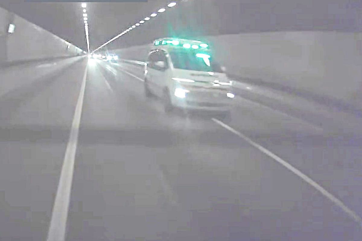 구급차가 오자 바로 길을 비켜주는 다른 제보자 사진 출처 = '보배드림'.jpg