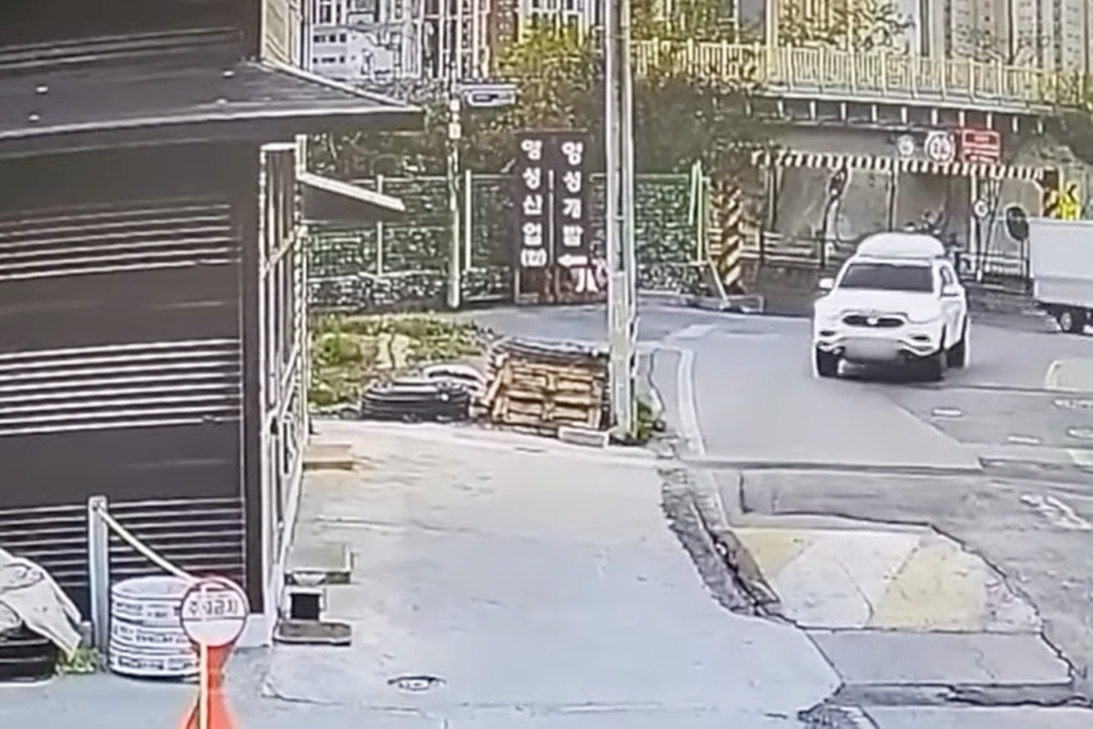 1_접근하는 차량_유튜브 채널 '한문철 TV'.jpg