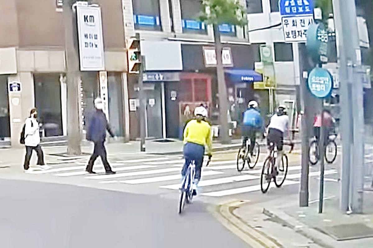 신호 위반을 하는 자전거들 사진 출처 = Youtube '블박맛집'.jpg