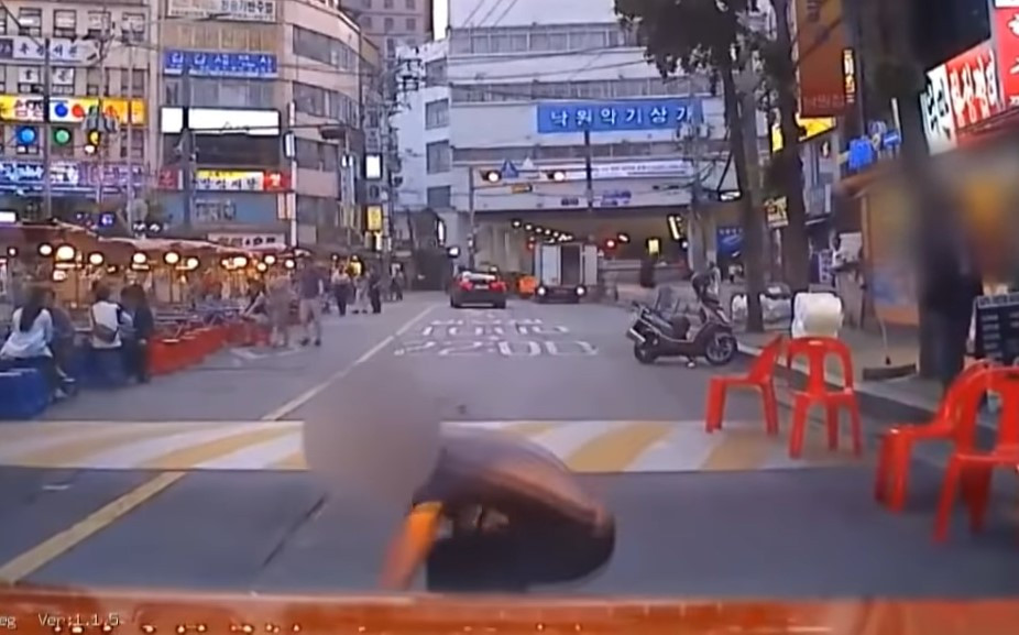 갑자기 바닥에 드러눕는 주취자 사진 출처 = 유튜브 채널 '한문철TV'.jpg