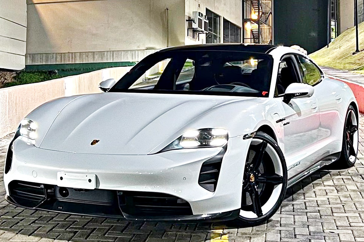 포르쉐 타이칸.jpg