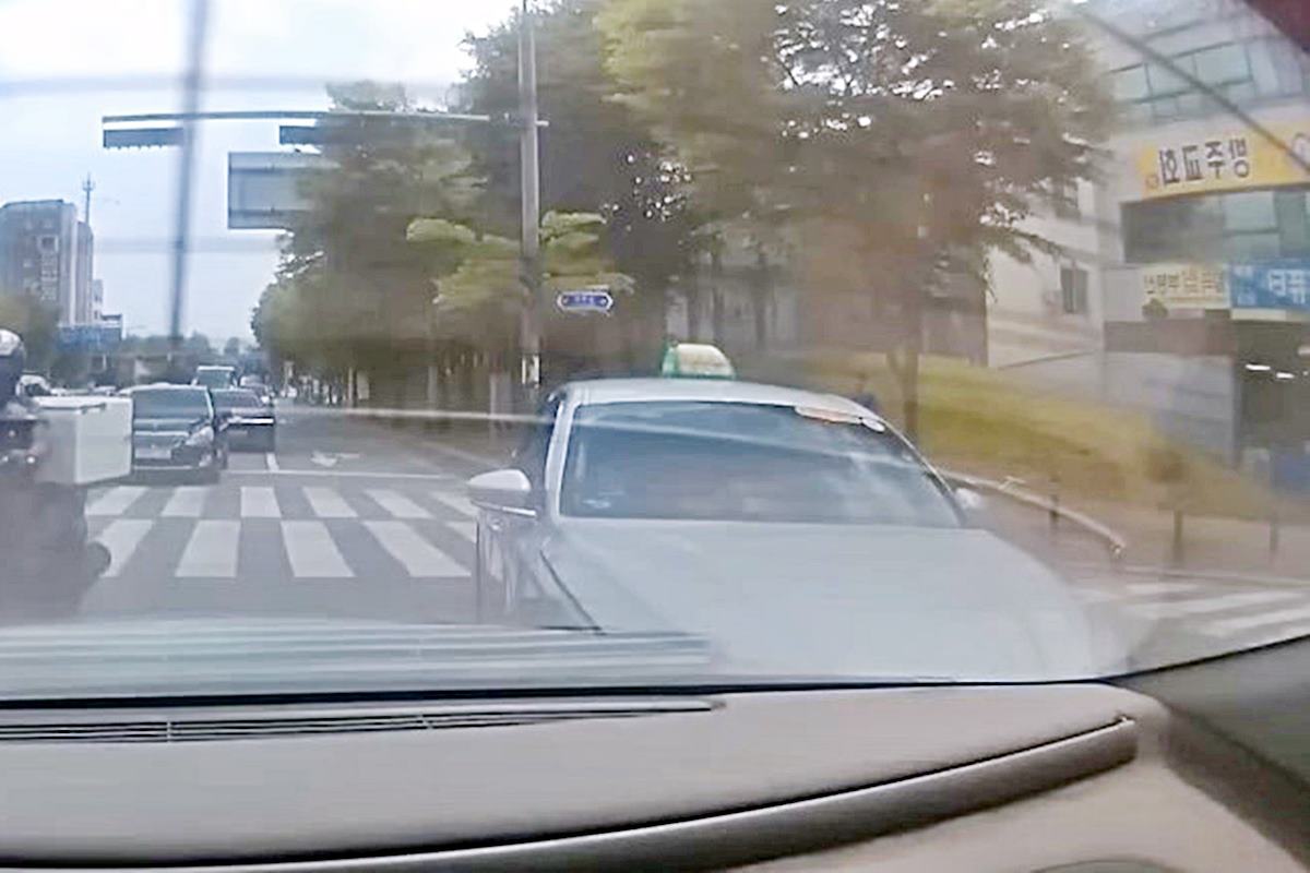 뒤에서 제보자 차를 박은 택시 사진 출처 = 유튜브 채널 '한문철TV'.jpg