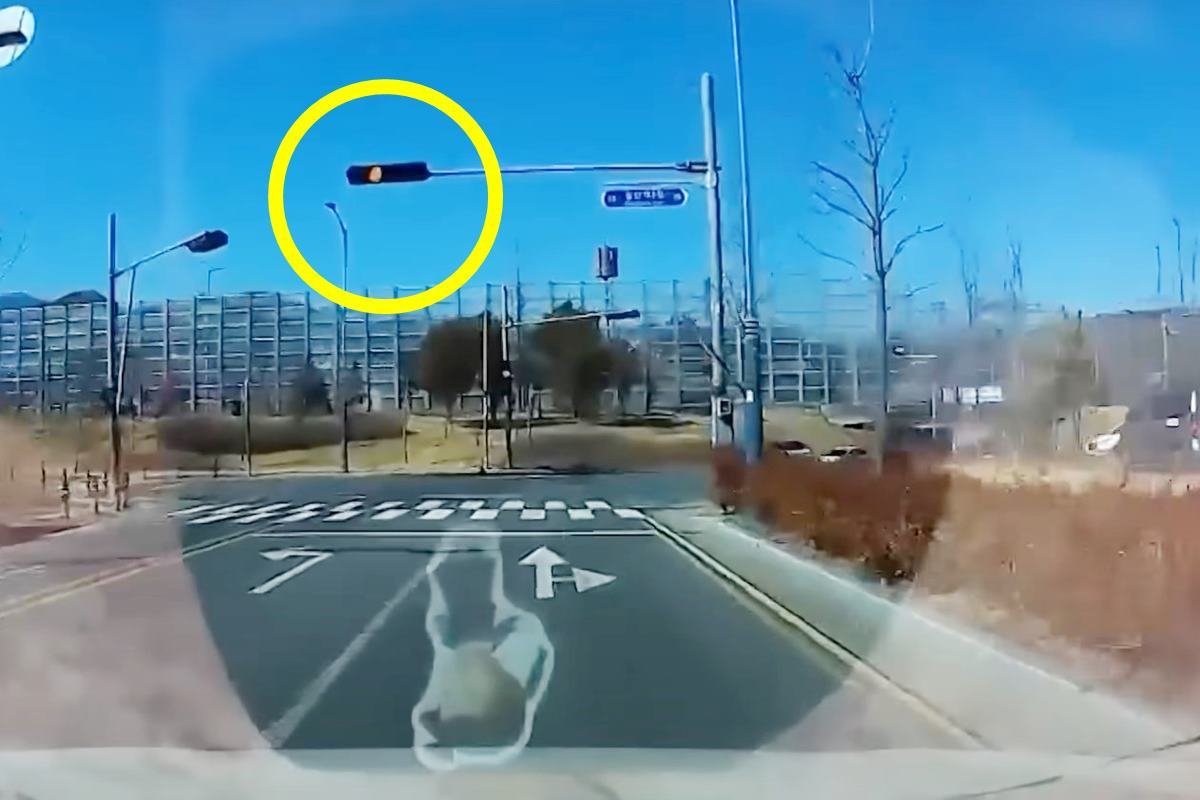 황색 신호에 교차로에 진입하는 제보자 사진 출처 = '한문철TV'.jpg