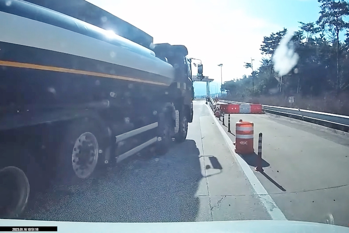 3_후진으로 피한 블박차_유튜브 채널 '한문철 TV'.jpg