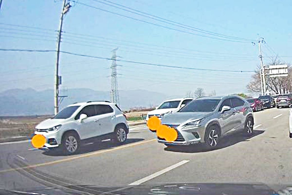 중앙선을 침범해 역주행하는 차 보배드림.jpg