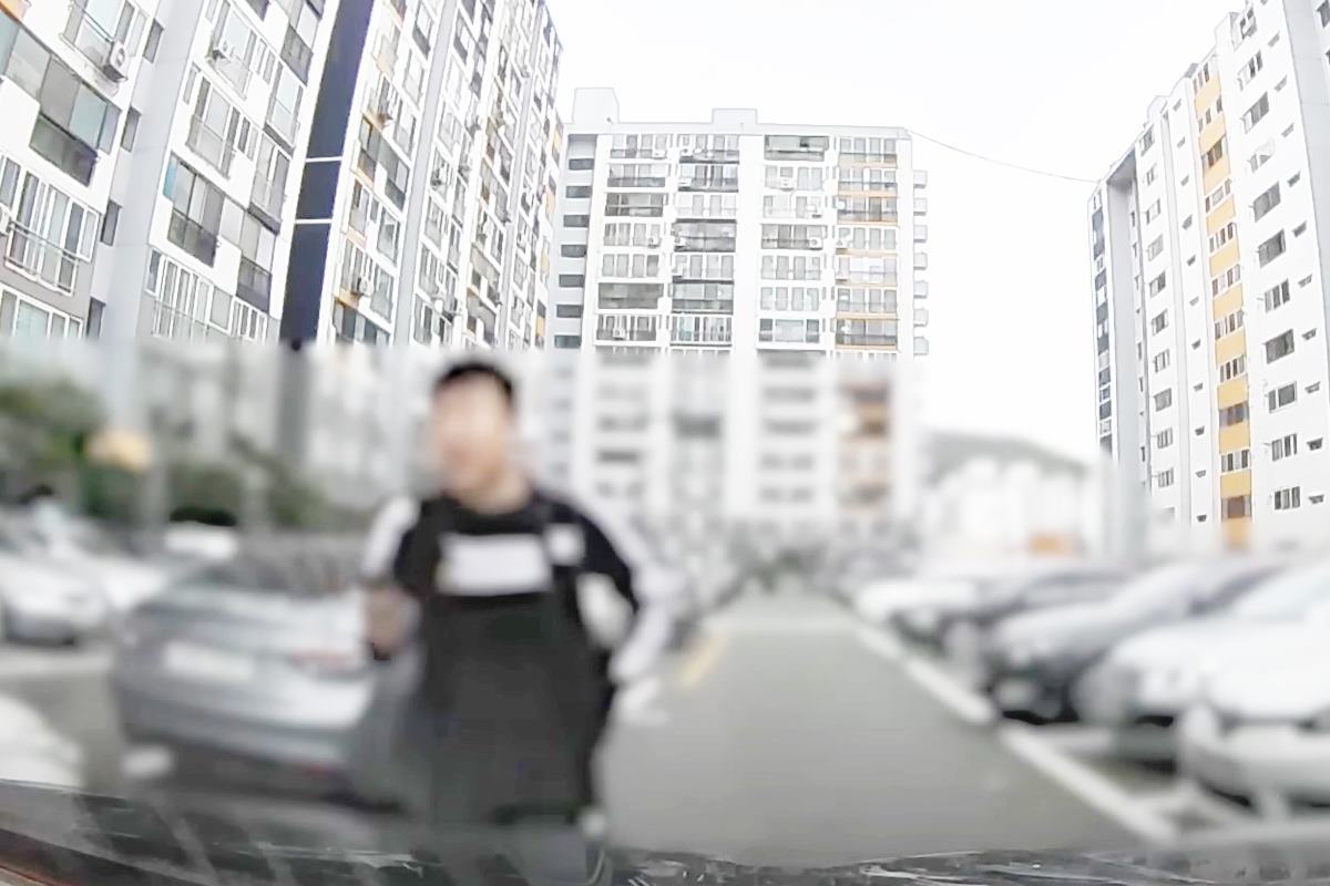 길을 막고 신고하겠다는 아들 사진 출처 = 유튜브 채널 '노라준카'.jpg