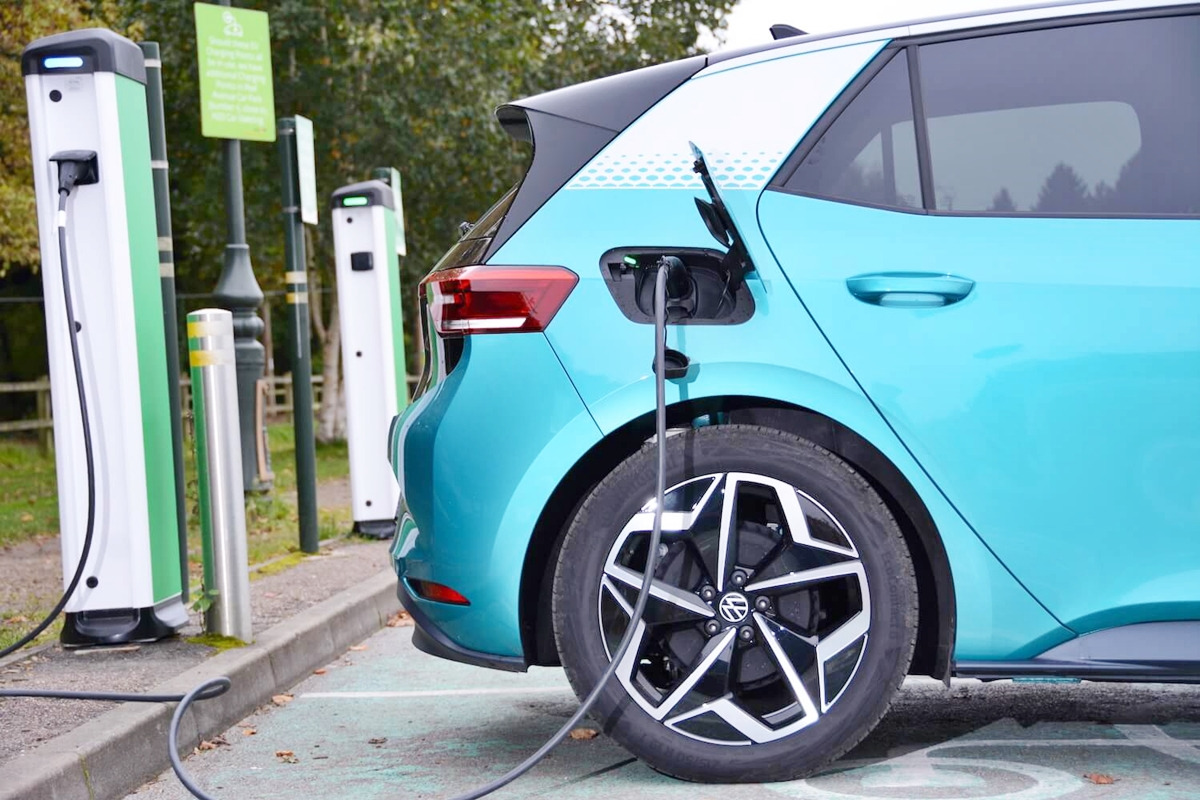 4_충전 중인 폭스바겐 ID.3_Green Car Guide.jpg