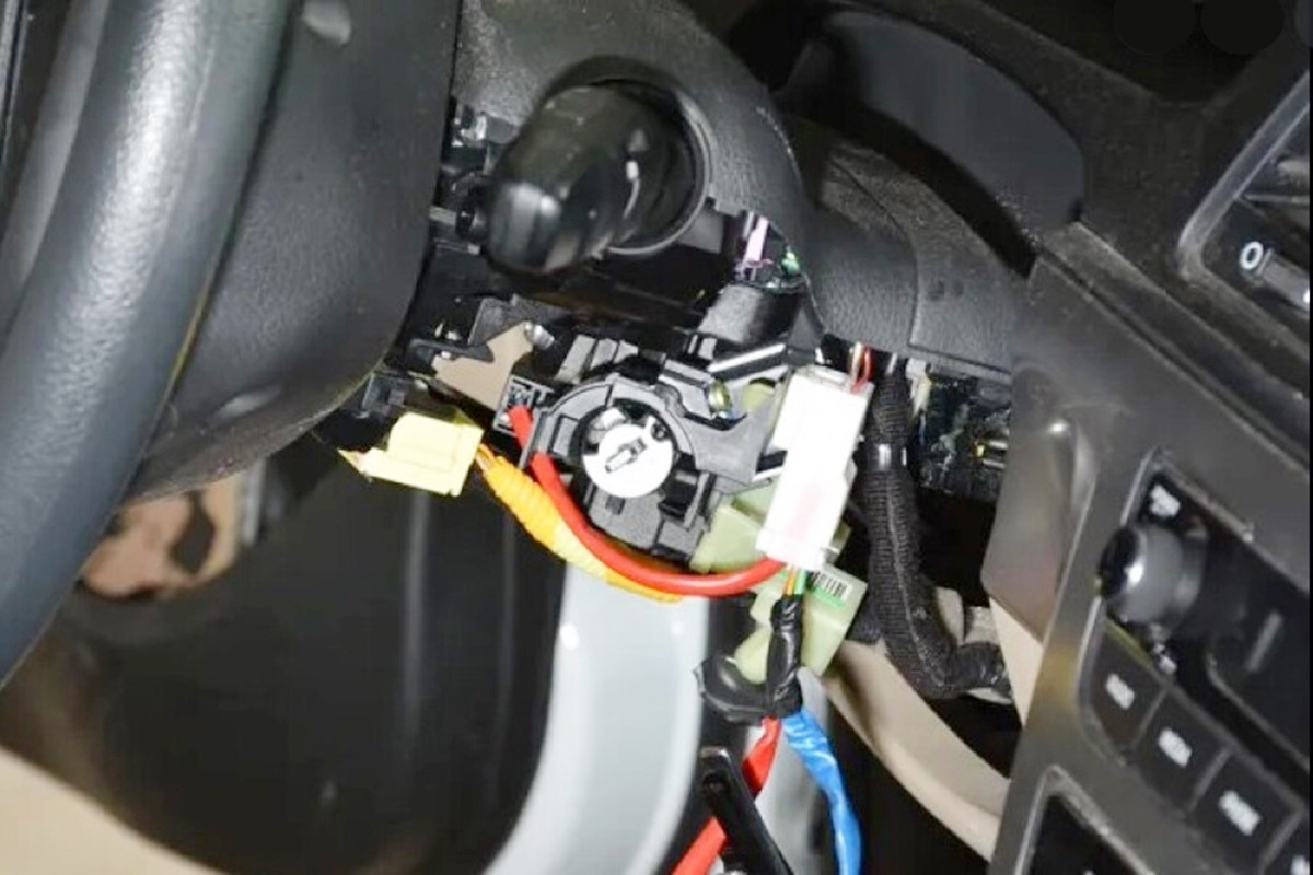 5_스티어링 컬럼 커버가 분리된 도난 차량_Reddit.jpg