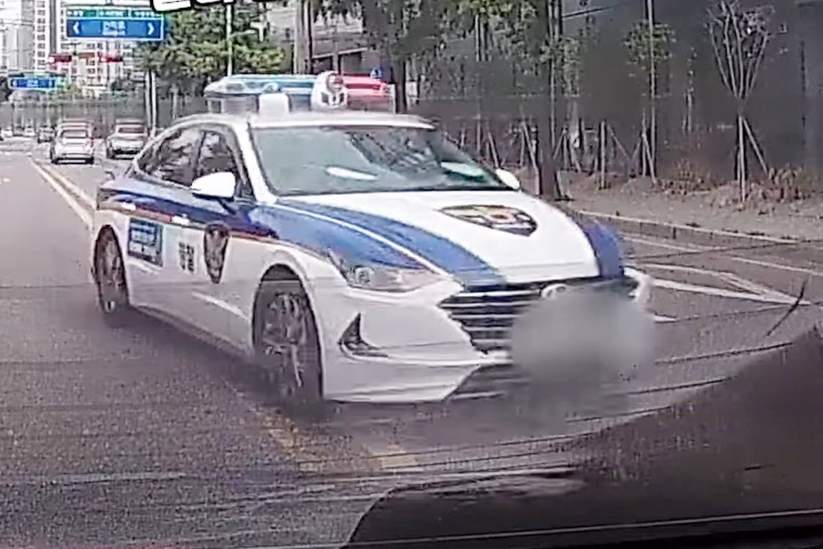 중앙선을 넘어 택시를 추격하는 경찰차 사진 출처 = 유튜브 채널 '그것이 블랙박스'.jpg