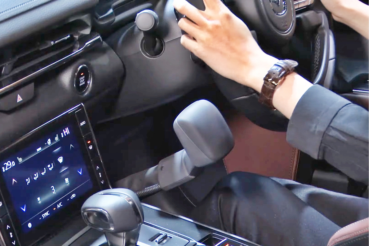 4_마쓰다 MX-30 SeDV 브레이크 레버_유튜브 채널 'Mazda Official Web'.jpg