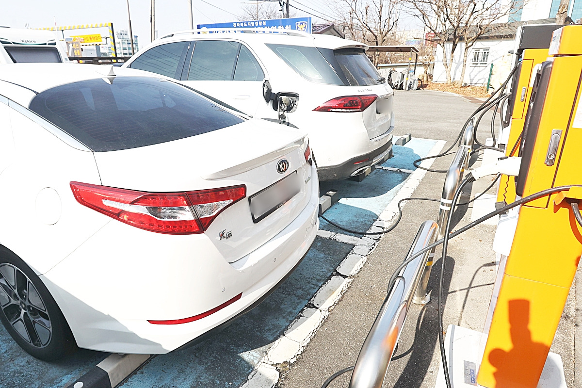 0_전기차 충전구역 불법주차_뉴스1.jpg
