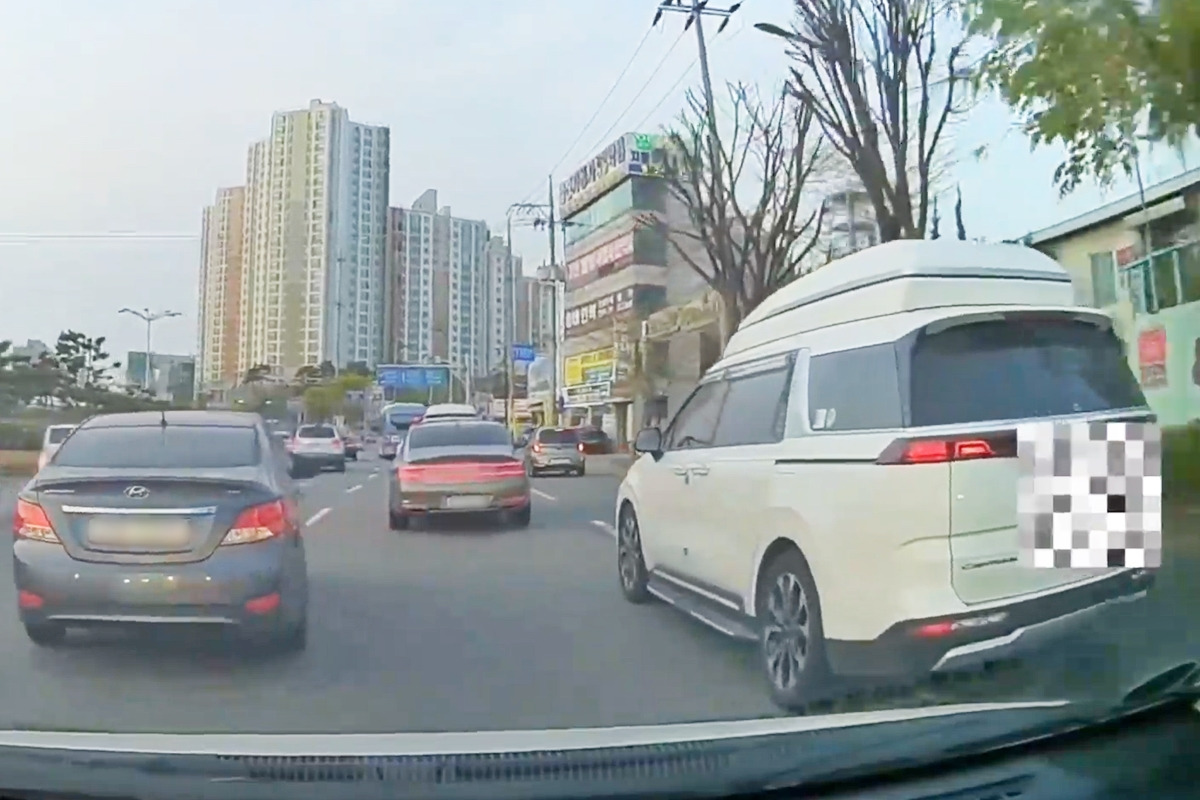 2_끼어들기 시도하는 카니발 차량_'보배드림'.jpg