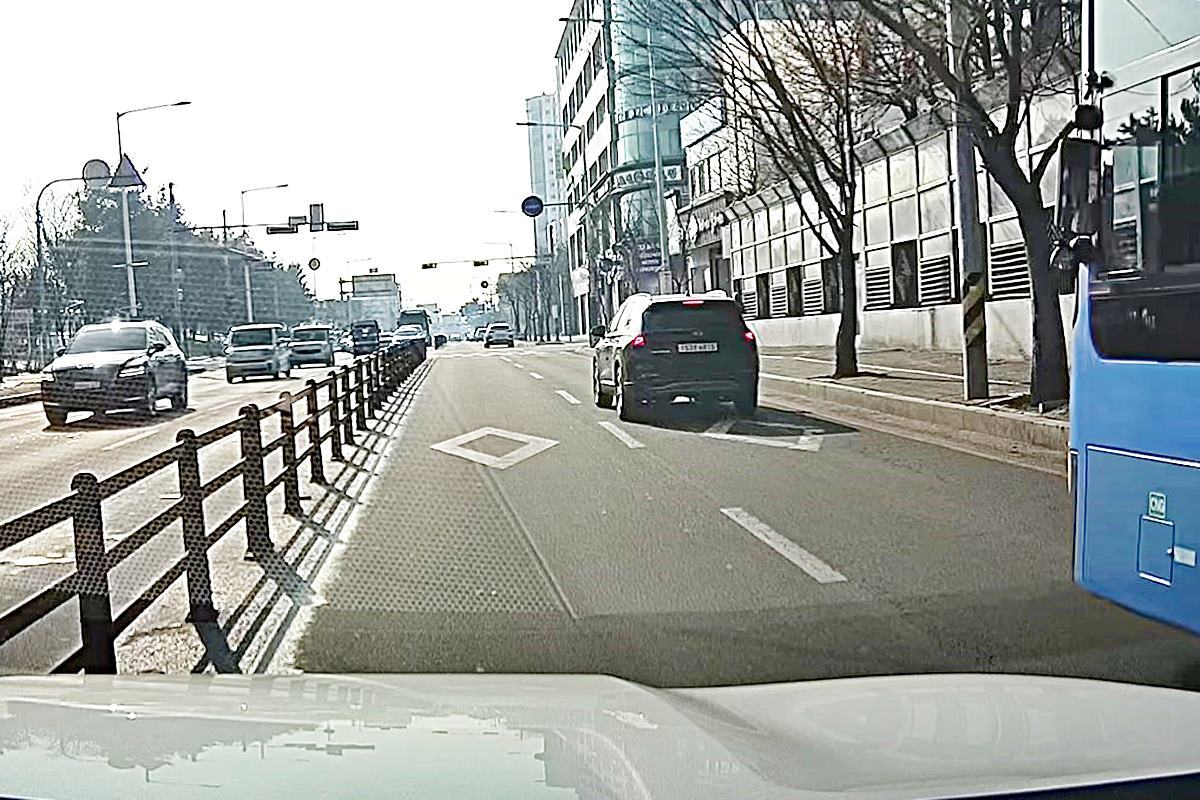 사고를 내고 도망치려는 가해자 한문철TV.jpg