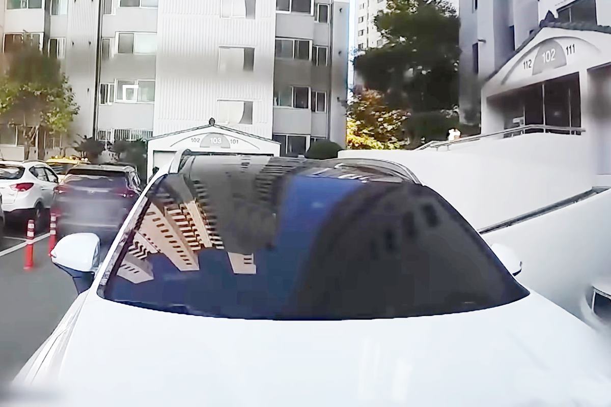 단지 내에서 저속 후진 중 추돌한 사고 사진 출처 = Youtube '맨인블박'.jpg