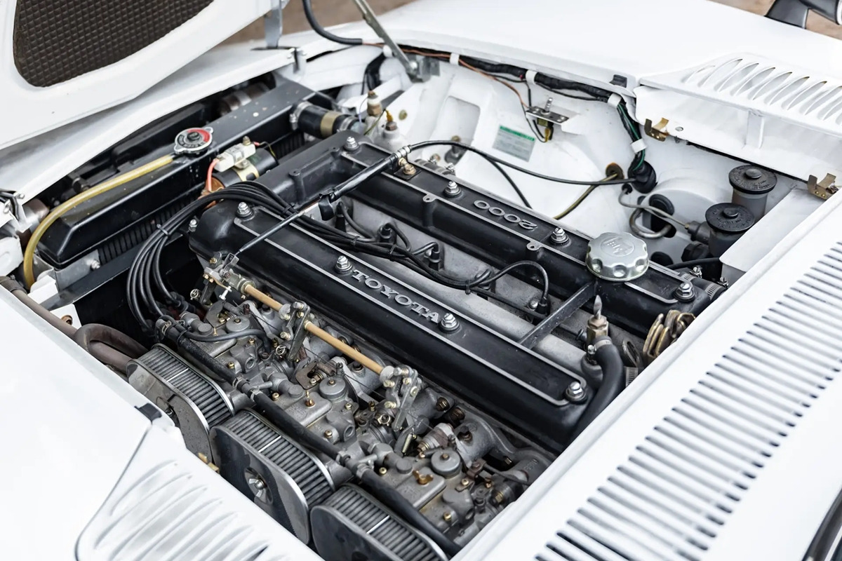 2_토요타 2000GT 엔진룸_RM Sotheby's.jpg