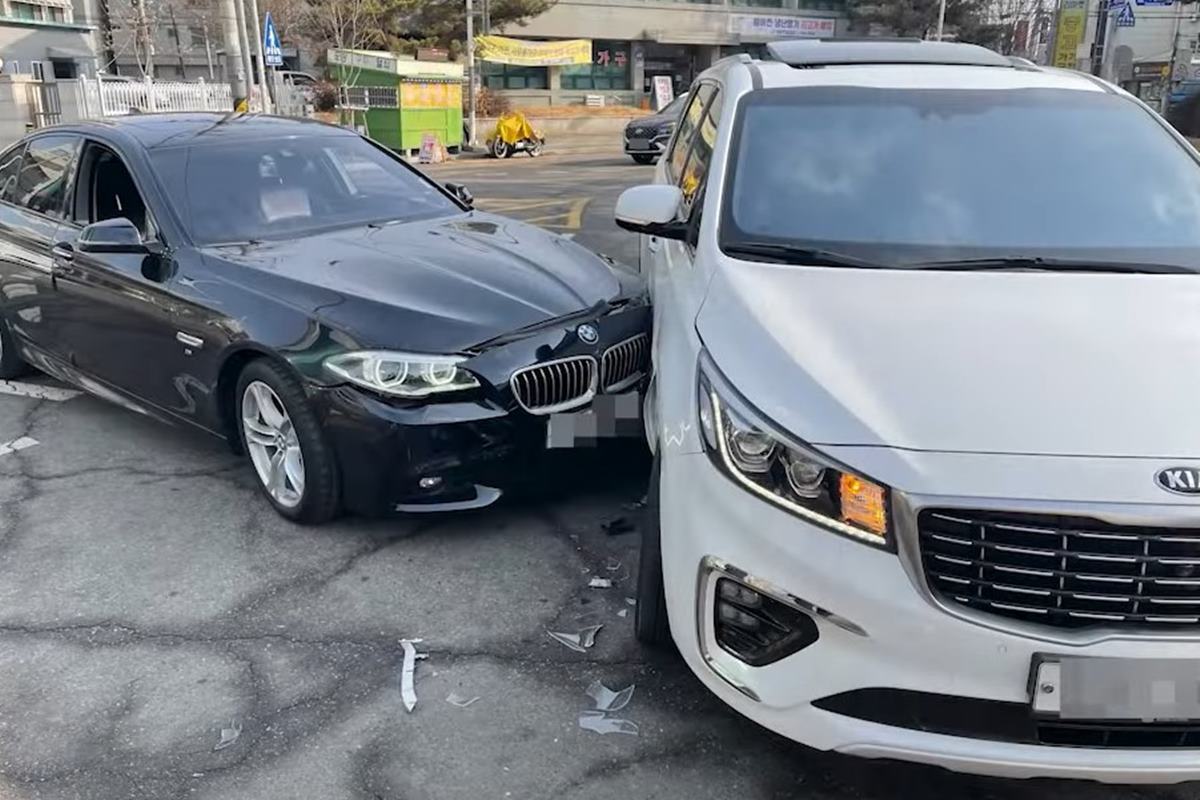 회전교차로 측변 추돌 사고 사진 출처 = 유튜브 채널 '한문철TV'.jpg