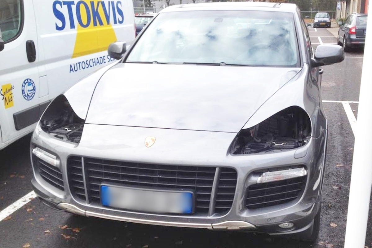 3_헤드램프 도난당한 포르쉐 카이엔_Carscoops.jpg