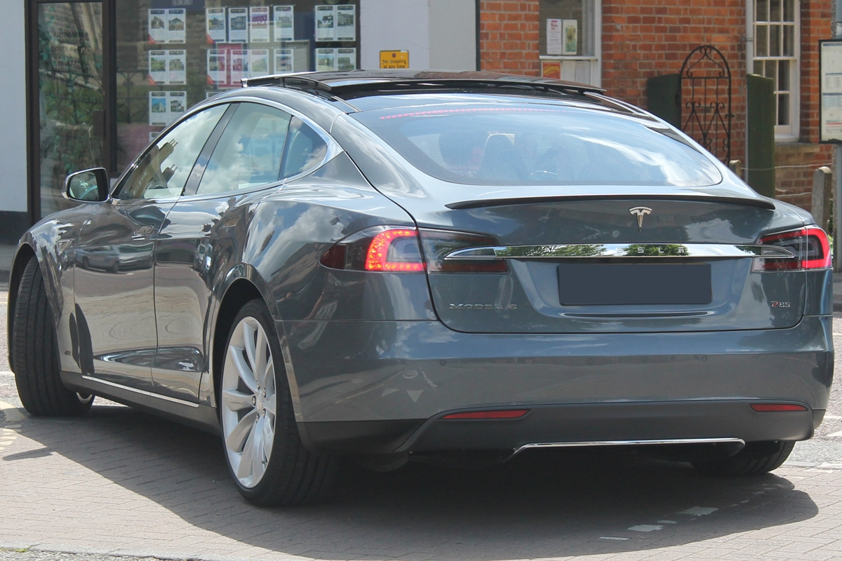 2014_Tesla_Model_S_P85_(14595148594)_(cropped).jpg