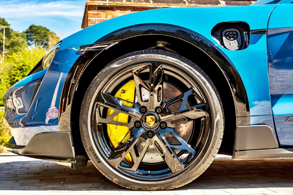 1_포르쉐 타이칸 브레이크(Sunday Times Driving).jpg