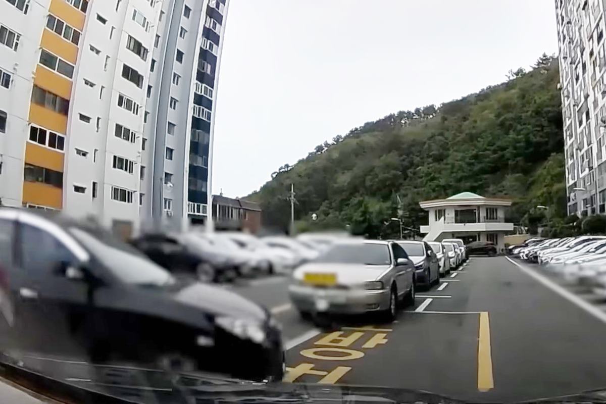 갑자기 역주행으로 튀어나온 차 사진 출처 = 유튜브 채널 '노라준카'.jpg