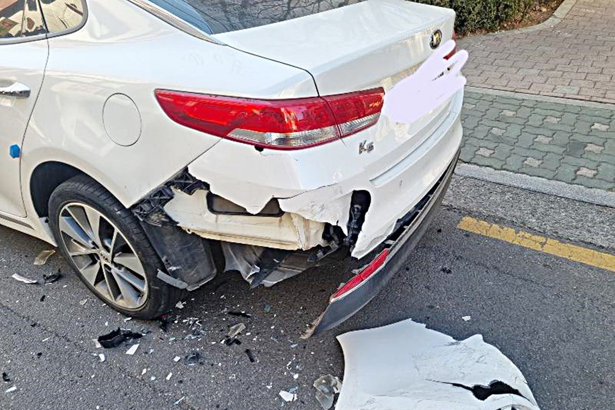 황색 점선 구역에 주차했다가 난 사고 사진 출처 = '보배드림'.jpg