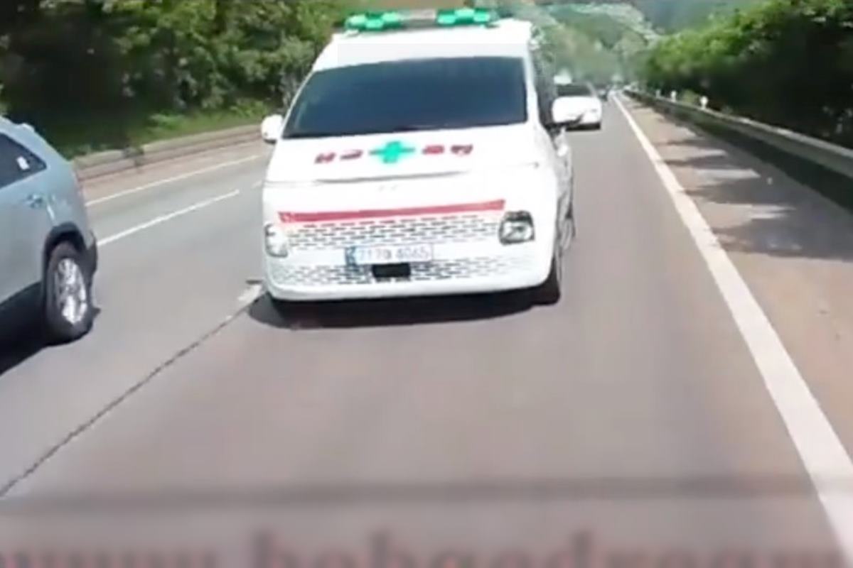 계속해서 길을 터달라고 요청하는 구급차와 그렇지 않는 제보자 사진 출처 = '보배드림'.jpg