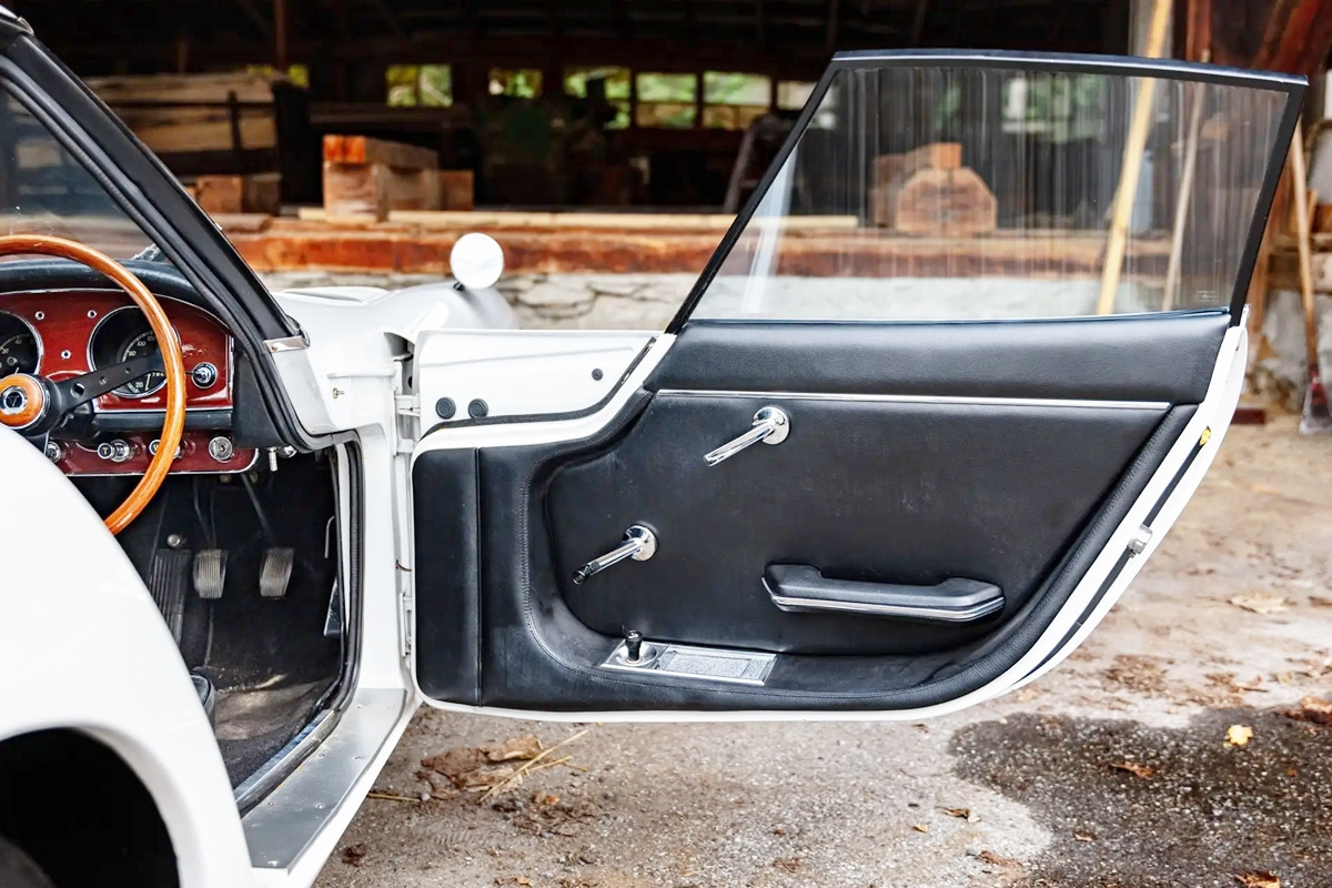 4_토요타 2000GT 도어 트림_RM Sotheby's.jpg