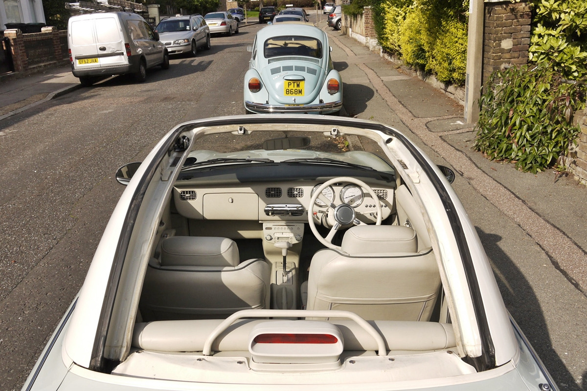 4_영국 시내에서 촬영된 닛산 피가로_Reddit.jpg