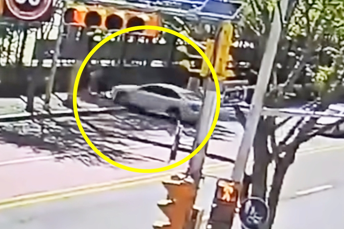 1_사고 순간 CCTV 화면_유튜브 채널 '한문철 TV'.jpg