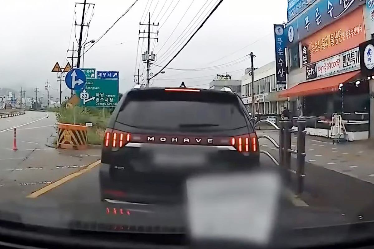 안전거리 미확보로 발생한 추돌 사고, 사고와 무관한 사진 사진 출처 = 유튜브 채널 '한문철TV'.jpg