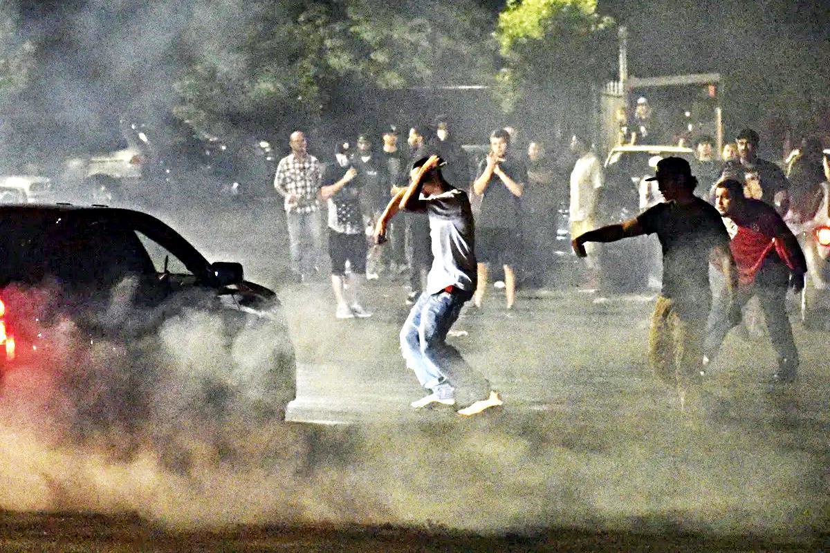 불법 레이스 및 묘기 중인 사람들 The Guardian.jpg