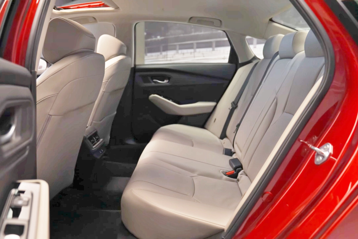 5_혼다 신형 어코드 2열_유튜브 채널 'Edmunds Cars'.jpg