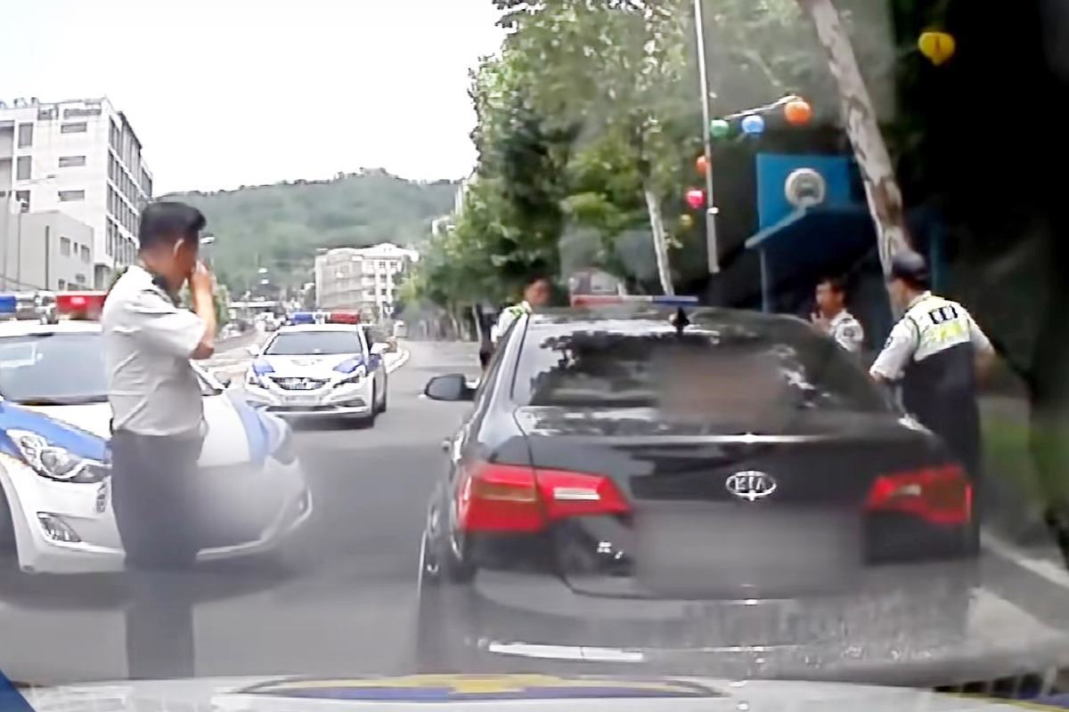 도난 차량을 검거하는 경찰 사진 출처 = 유튜브 채널 '맨인블박'.jpg