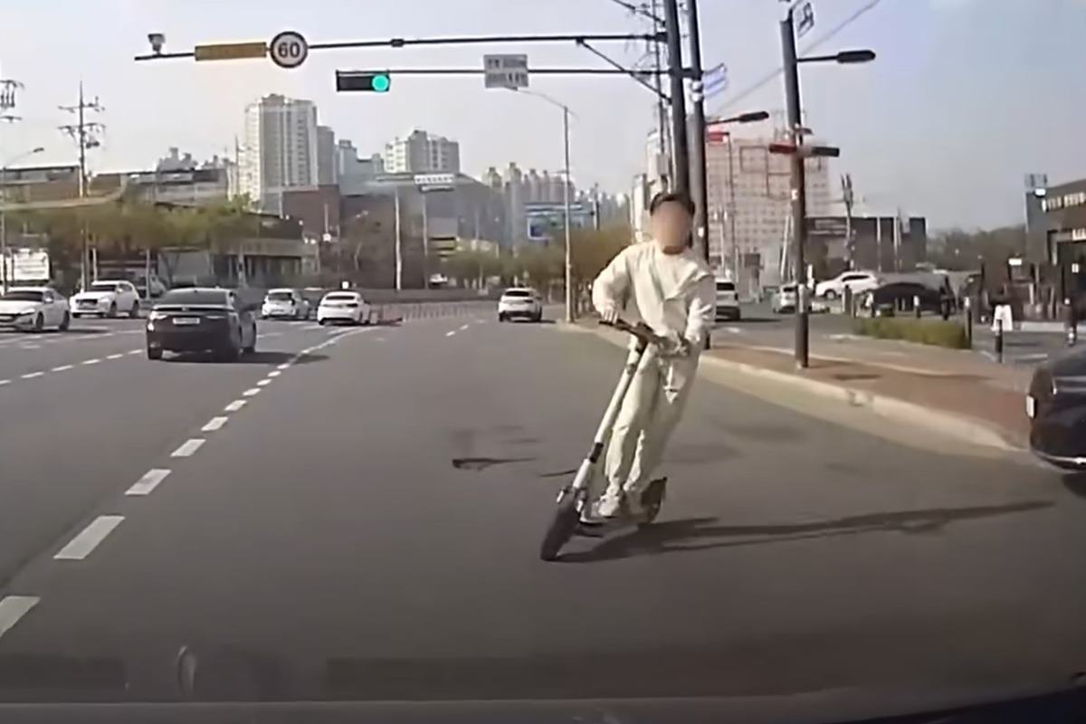 킥보드와 추돌 사고 사진 출처 = 유튜브 채널 '한문철TV'.jpg