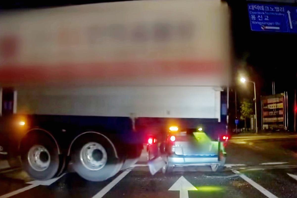 졸음운전 중 유턴을 하다가 사고를 낸 트럭 사진 출처 = Youtue '맨인블박'.jpg
