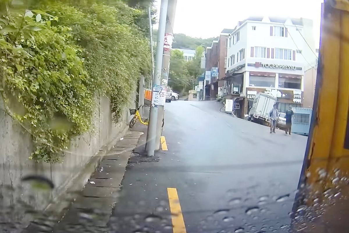 부딪친 트럭과 제보자의 차 사진 출처 = 유튜브 채널 '한문철TV'.jpg