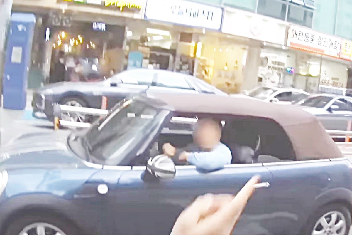 왜 처다보냐며 시비를 거는 미니 운전자 사진 출처 = 유튜브 채널 '도로위참견시점'.jpg