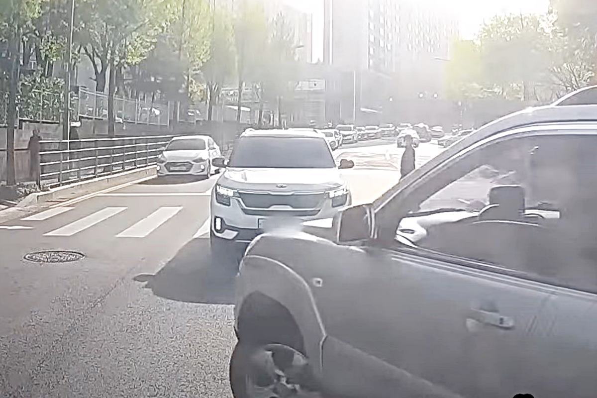 비보호 좌회전 중 셀토스로 인해 발생한 사각지대 사진 출처 = Youtube '블박맛집'.jpg