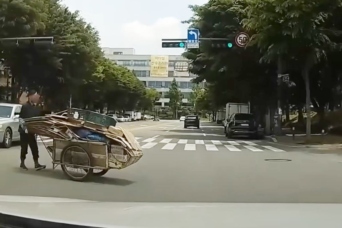 갑자기 나타난 리어카에 급정거한 제보자 사진 출처 = 유튜브 채널 '한문철TV'.jpg