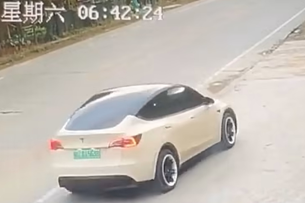 1_중국 테슬라 급발진 의심 사고 CCTV_iDrive.jpg